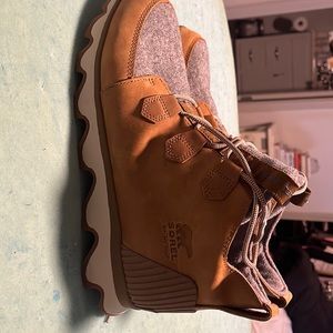 Women’s kinetic caribou Boot size 12- like new!! Waterproof!!